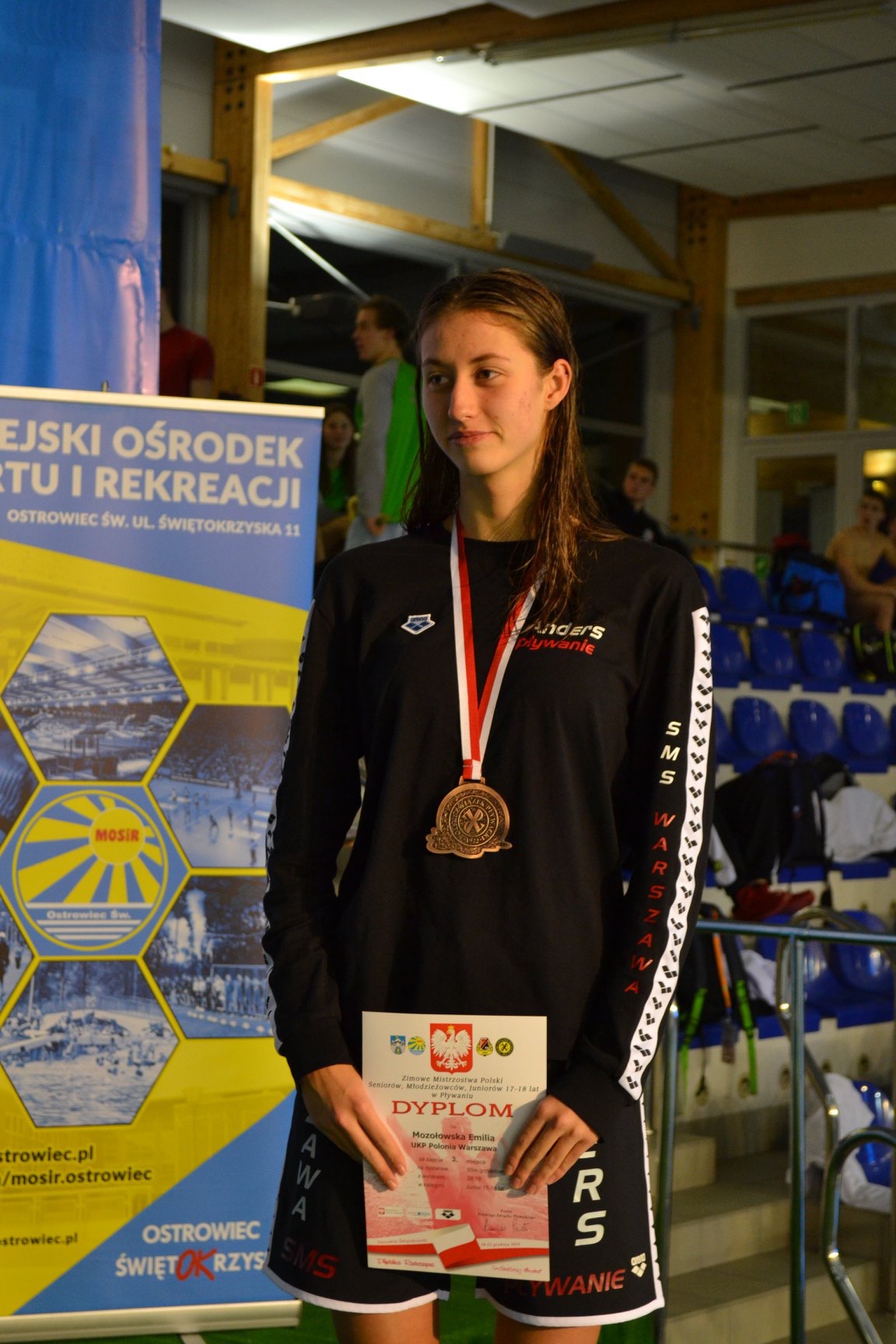 Instruktor pływania Emilia na podium