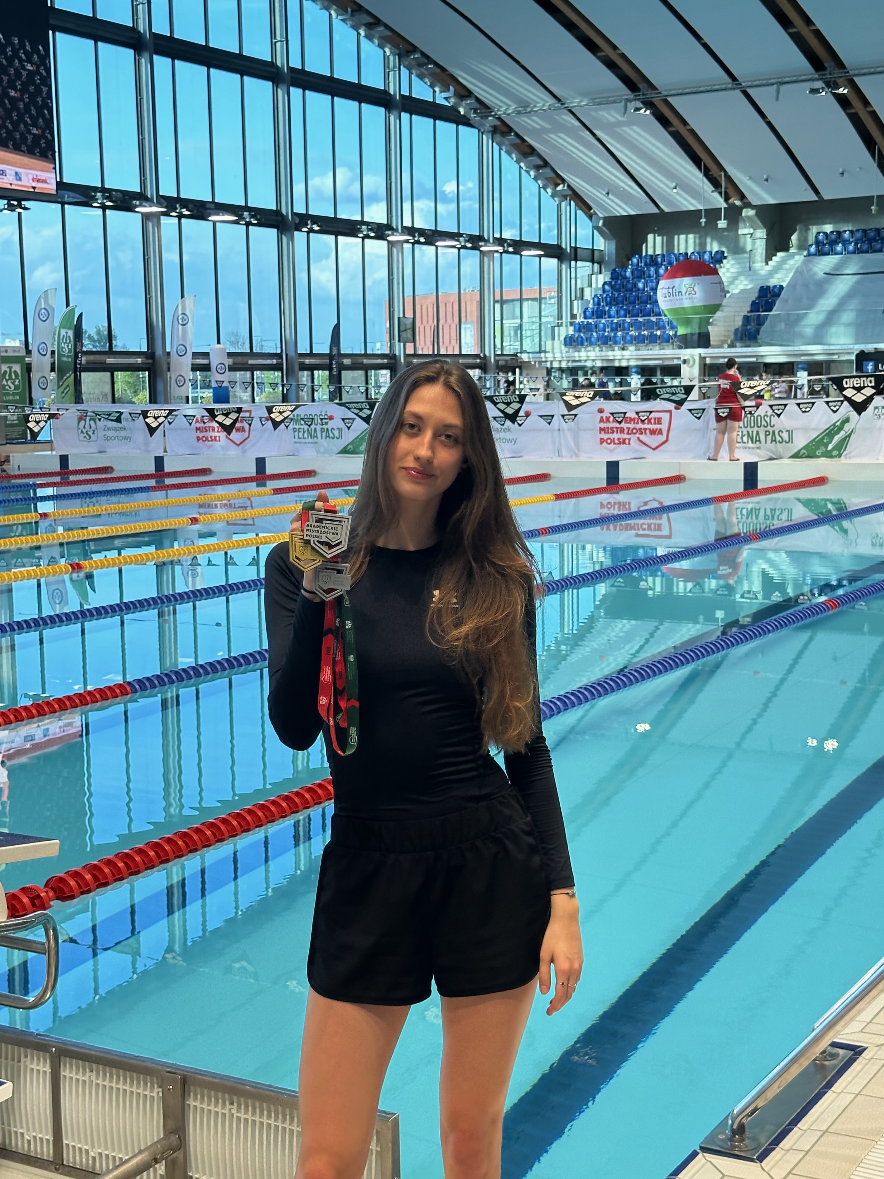 Trenerka Emilia z medalami Mistrzostw Polski