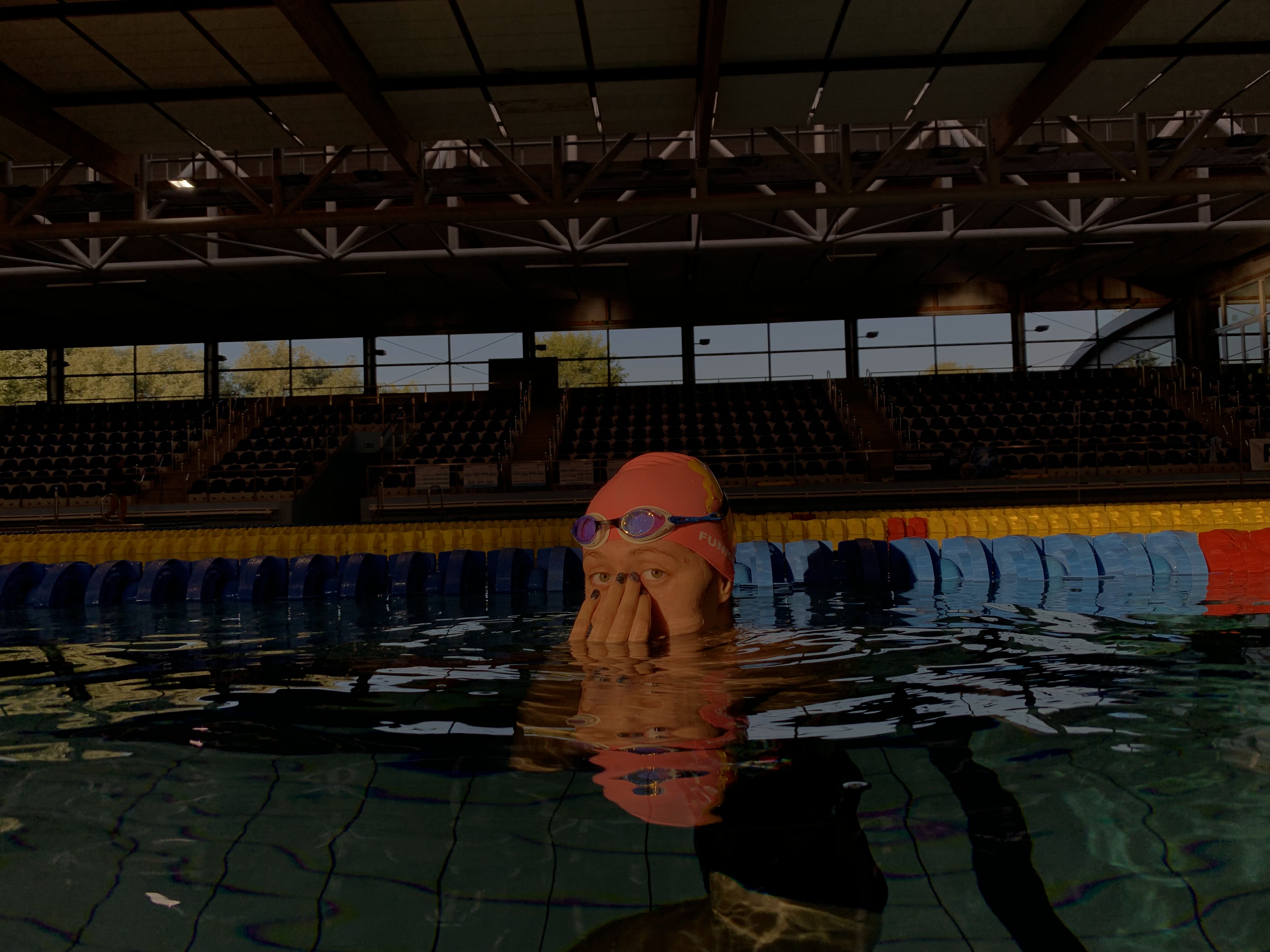 Instruktor pływania Emilia na treningu przy zachodzie słońca