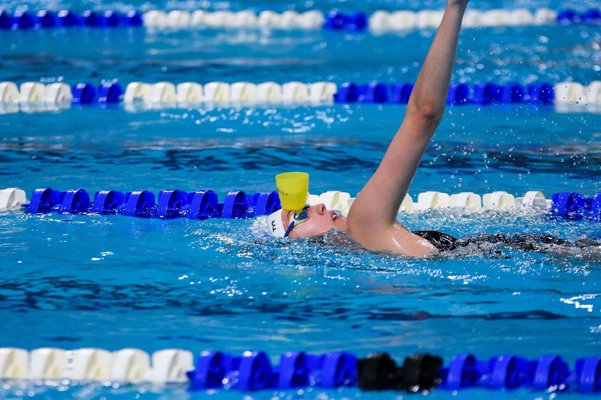 Trenerka Emilia - trening pływacki z kubkiem