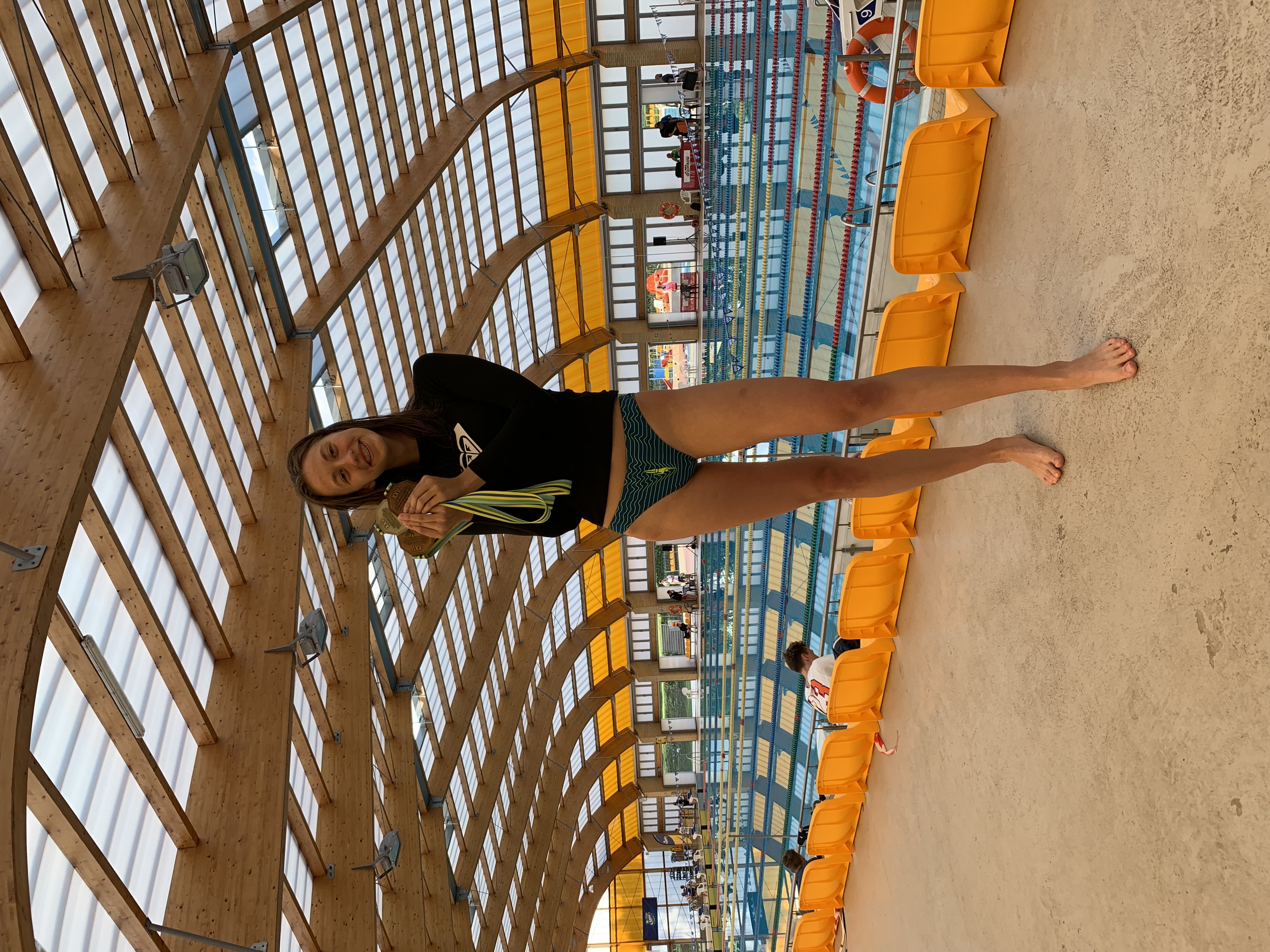 Trener pływania Emilia z medalami