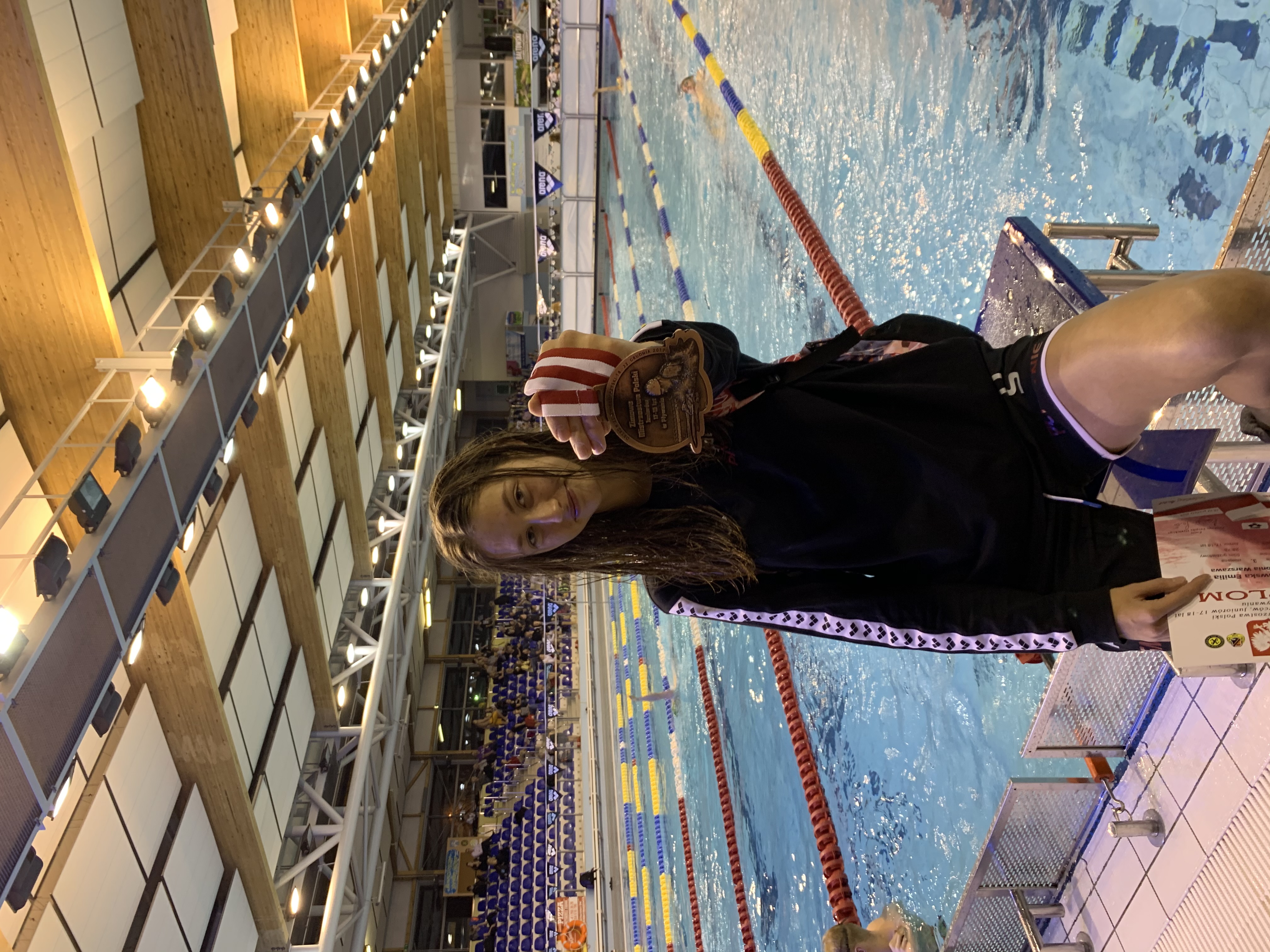 Instruktor pływania Emilia z medalem